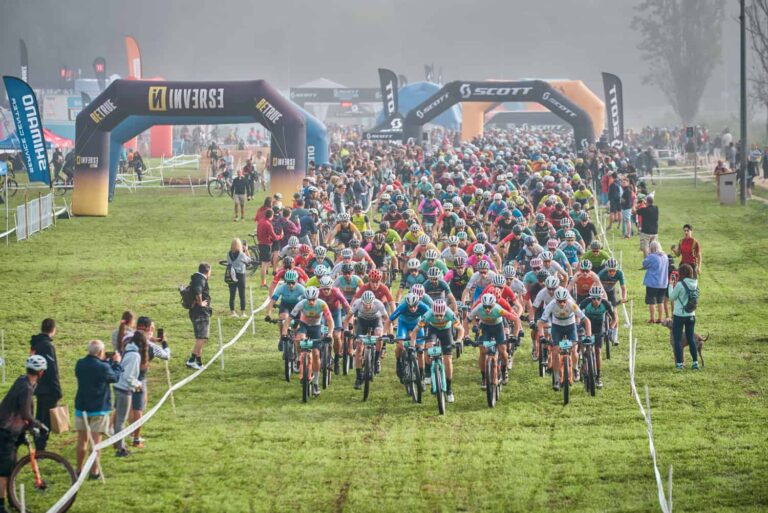 Salida multitudinaria de corredores con el arco de salida al fondo de una de las pruebas deportivas en Shimano Sea Otter Europe by Garmin Costa Brava Girona