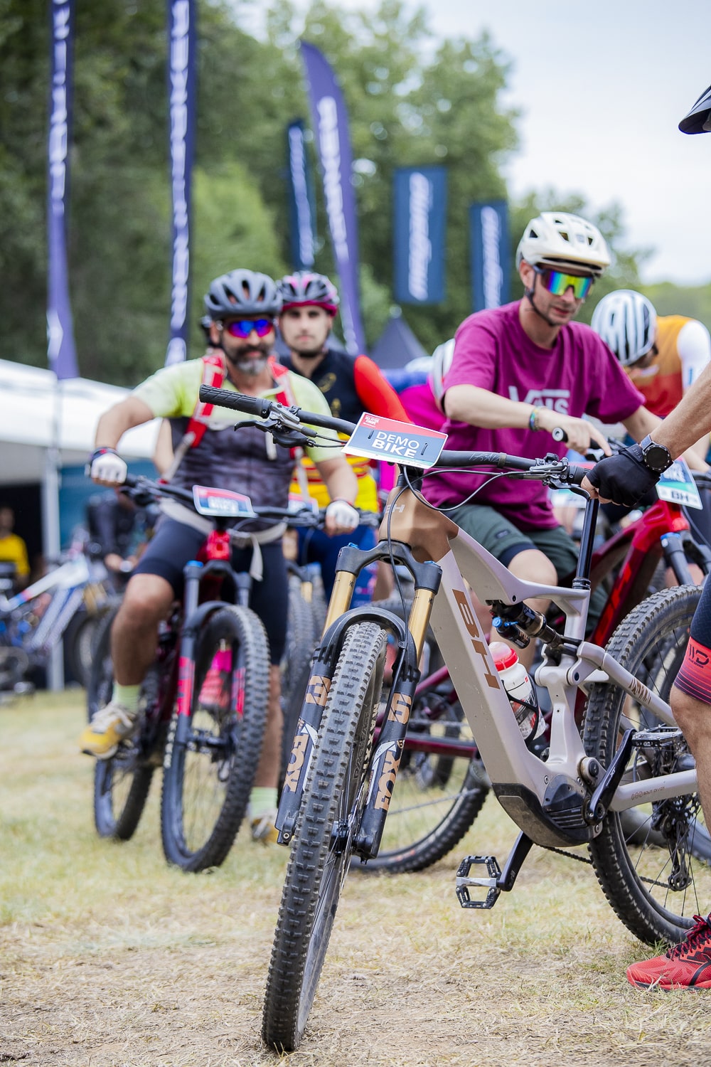 Ciclistas recogiendo una bicicleta para realizar un demobike, test de bicicletas, dentro del festival europeo de ciclismo Sea Otter Europe en Girona