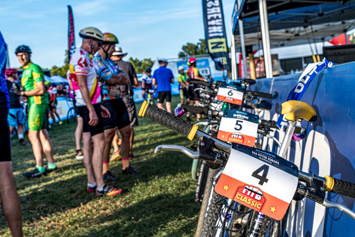Escena de ciclistas y bicicletas de BTT alineadas en una carrera del Sea Otter Europe, evento internacional de ciclismo celebrado en Girona