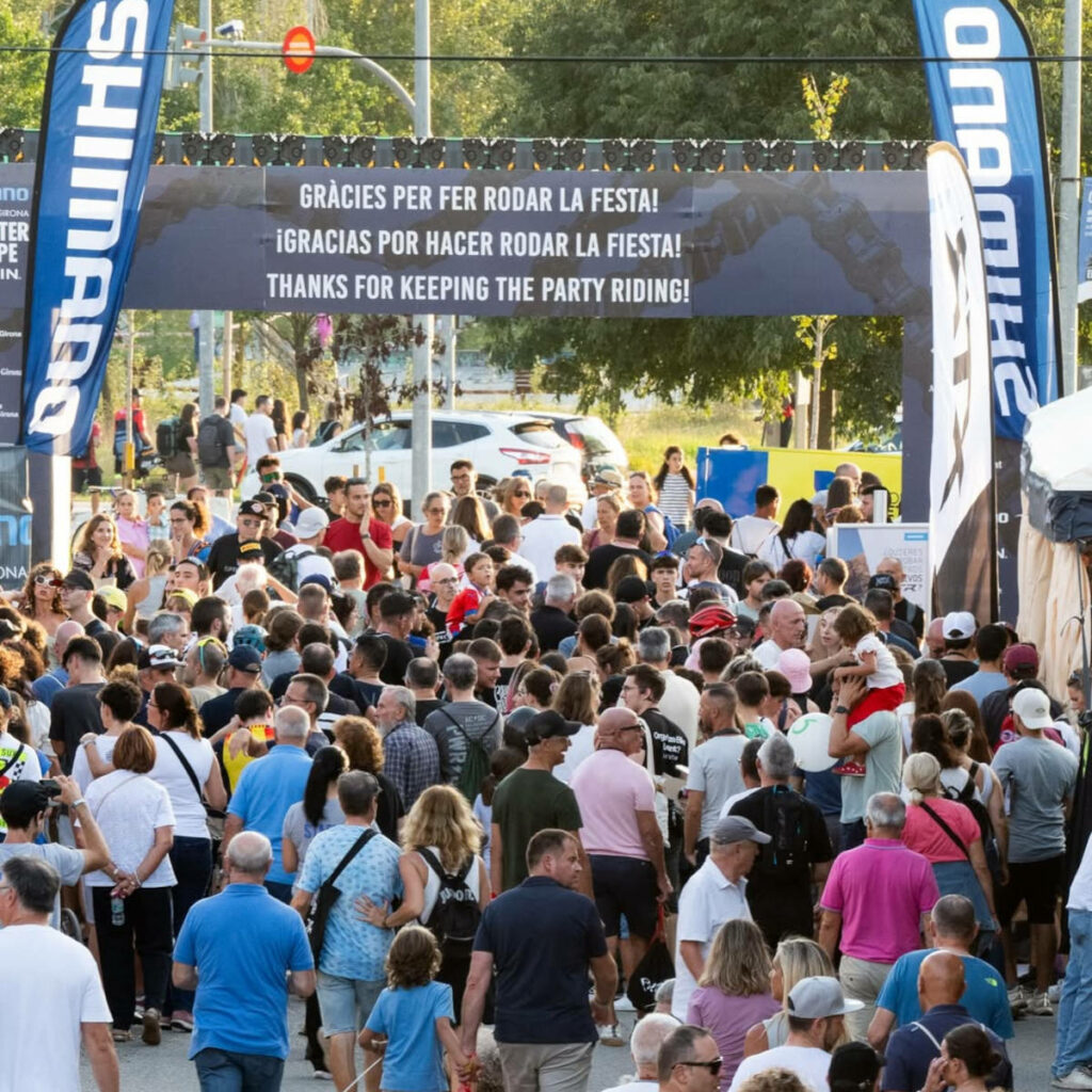 Entrada principal con una gran afluencia de vistantes accediendo al festival europeo de ciclismo Sea Otter Europe en el recinto del pabellón Fontajau de Girona