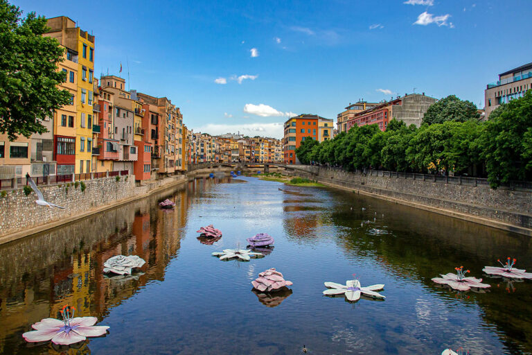 Hermosas vistas del río Ter pasando por la ciudad de Girona, sede del festival europeo del ciclismo Sea Otter Europe