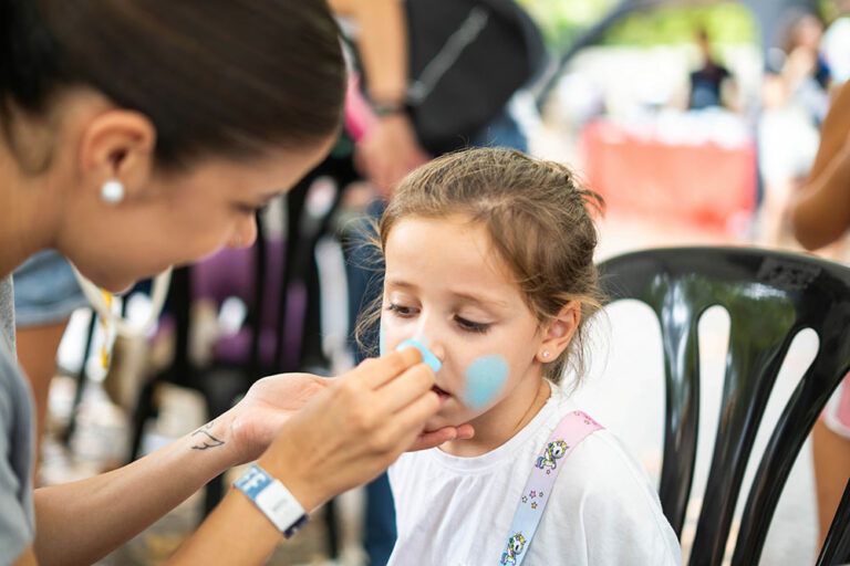 Escena de la actividad pinta caras dentro del festival internacional de ciclismo Sea Otter Europe en Girona