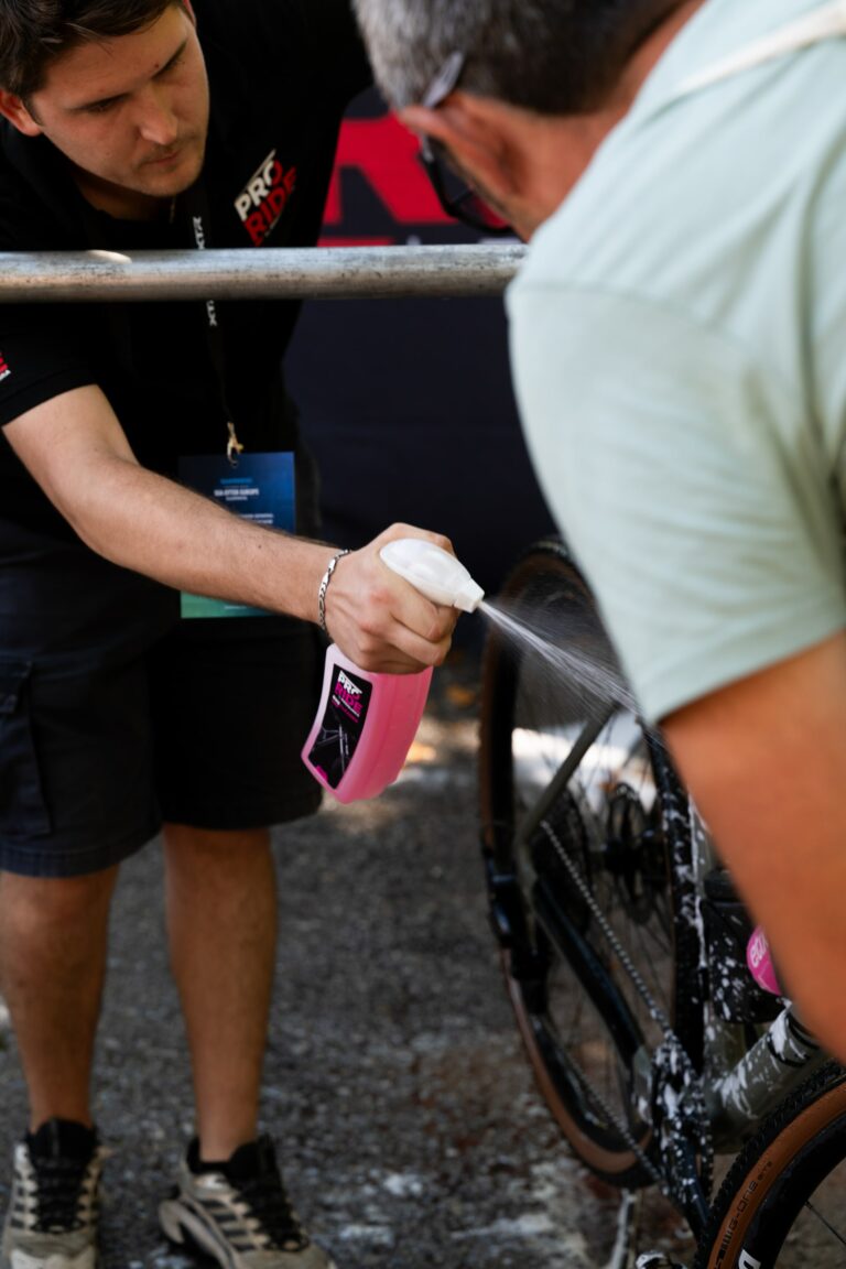 Ciclista participante en una de las pruebas de Sea Otter Europe utilizando el servicio de lava bicis patrocinado por la marca de productos para limpieza de bicicletas ProRide