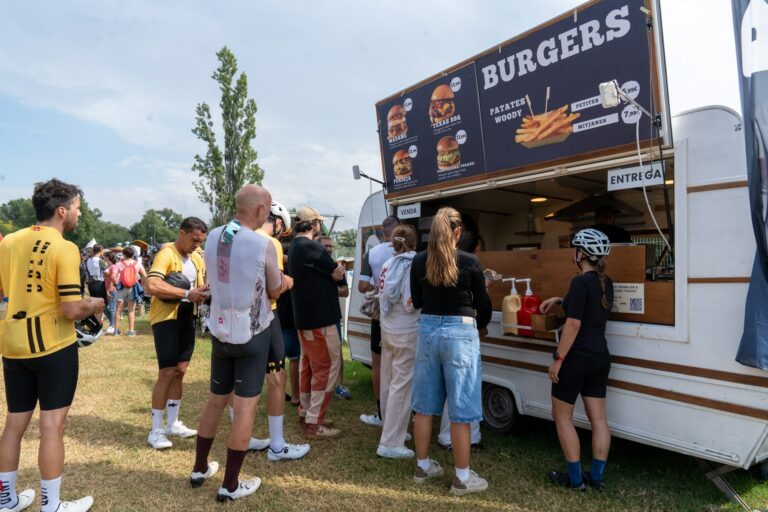 Participantes del Sea Otter Europe haciendo cola en un food truck de comida rápida en la zona del festival internacional de ciclismo en Girona.