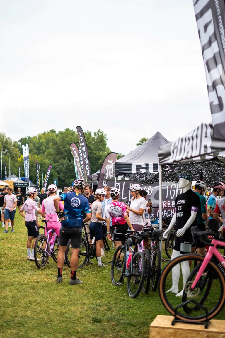Ciclistas en la zona exposición del festival Sea Otter Europe