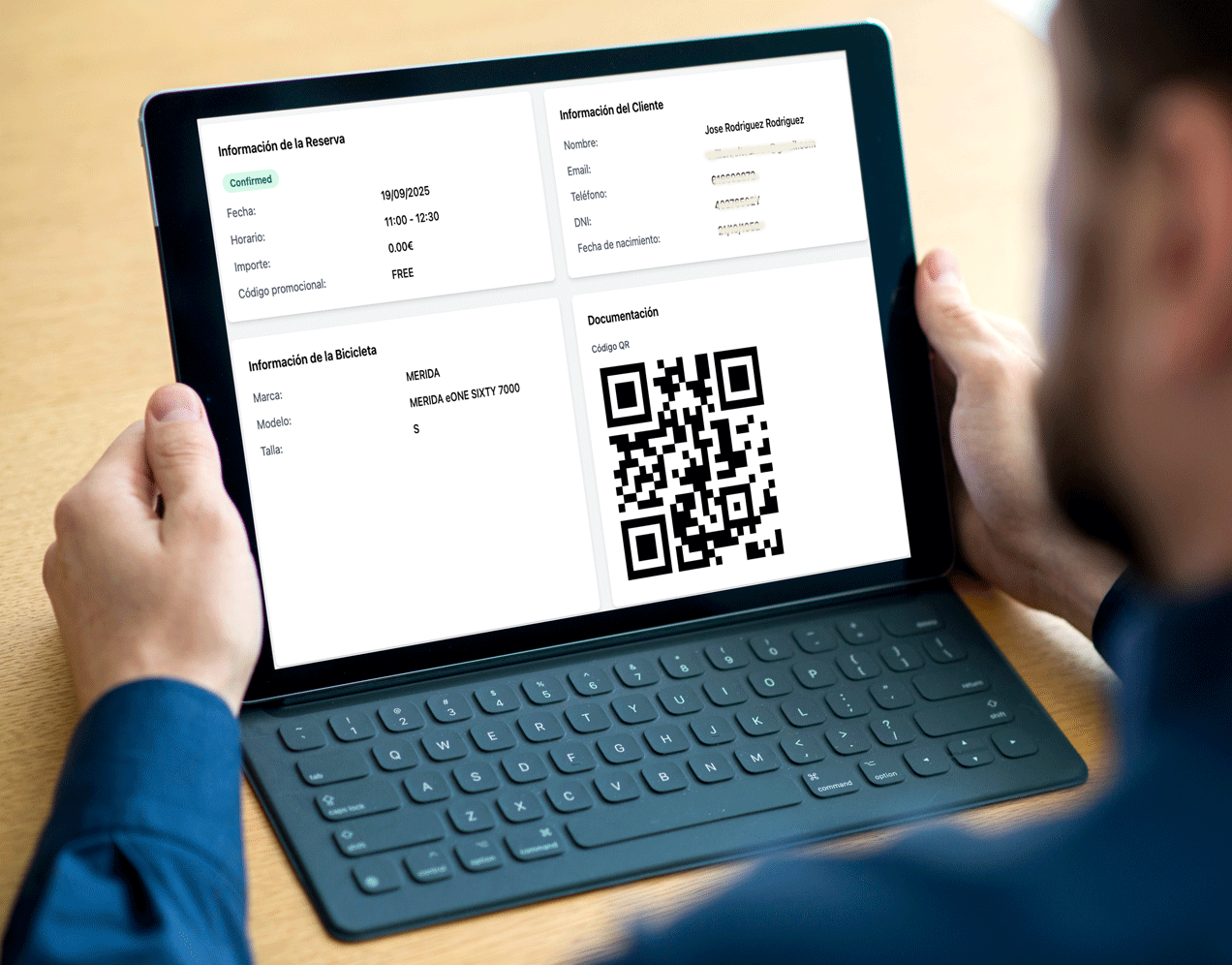 Código qr en la pantalla de una reserva realizada por un usuario del test de bicicletas de demobike en el festival de ciclismo Sea Otter Europe