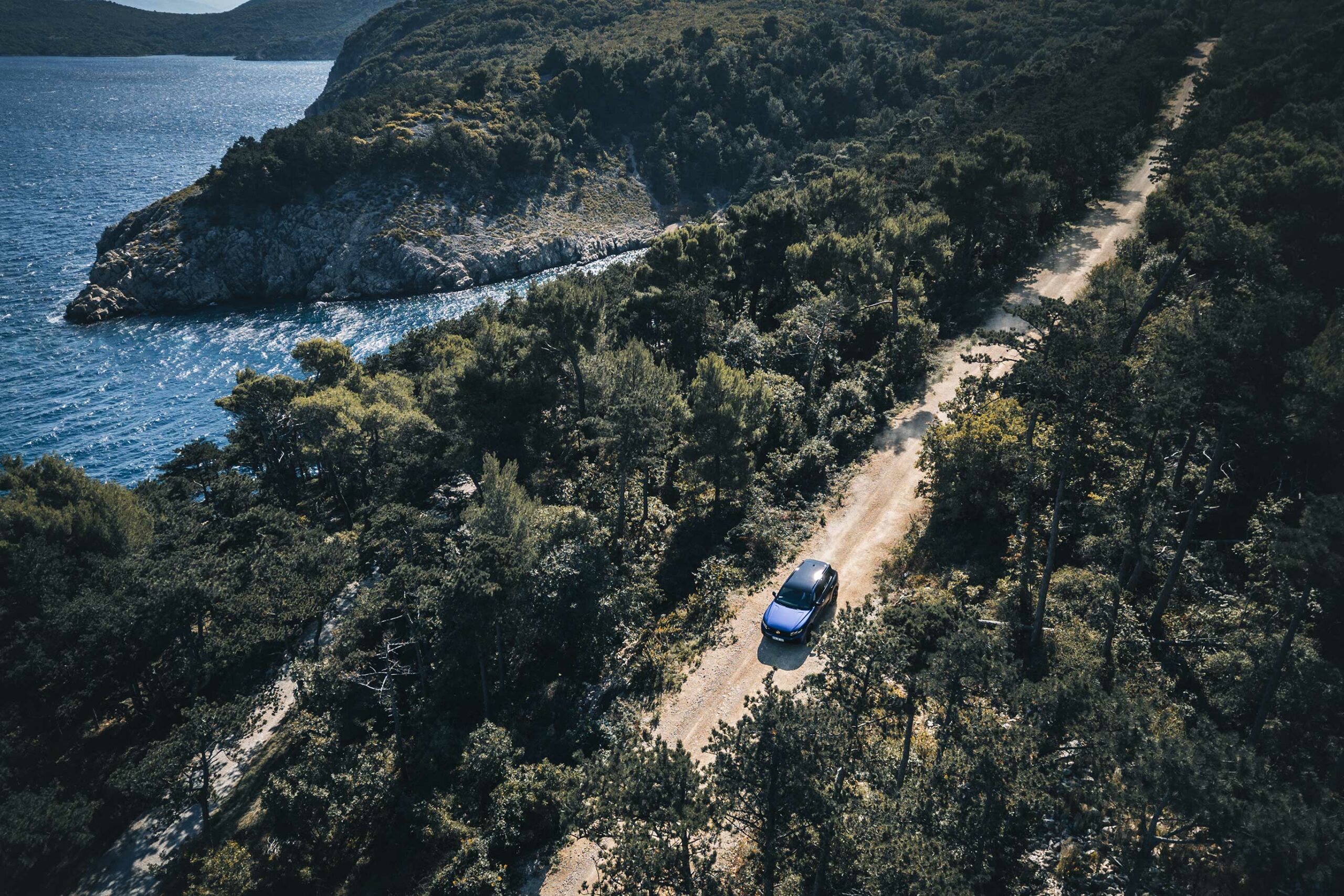 Touareg R FINAL EDITION: Weighted combined energy consumption 15.2–14.8 kWh/100 km plus 6.0–5.2 l/100 km; combined fuel consumption with the battery discharged: 10.1–9.4 l/100 km; Weighted combined CO₂ emissions: 136–119 g/km; Weighted combined CO₂ class: E–D; CO₂ class with discharged battery: G